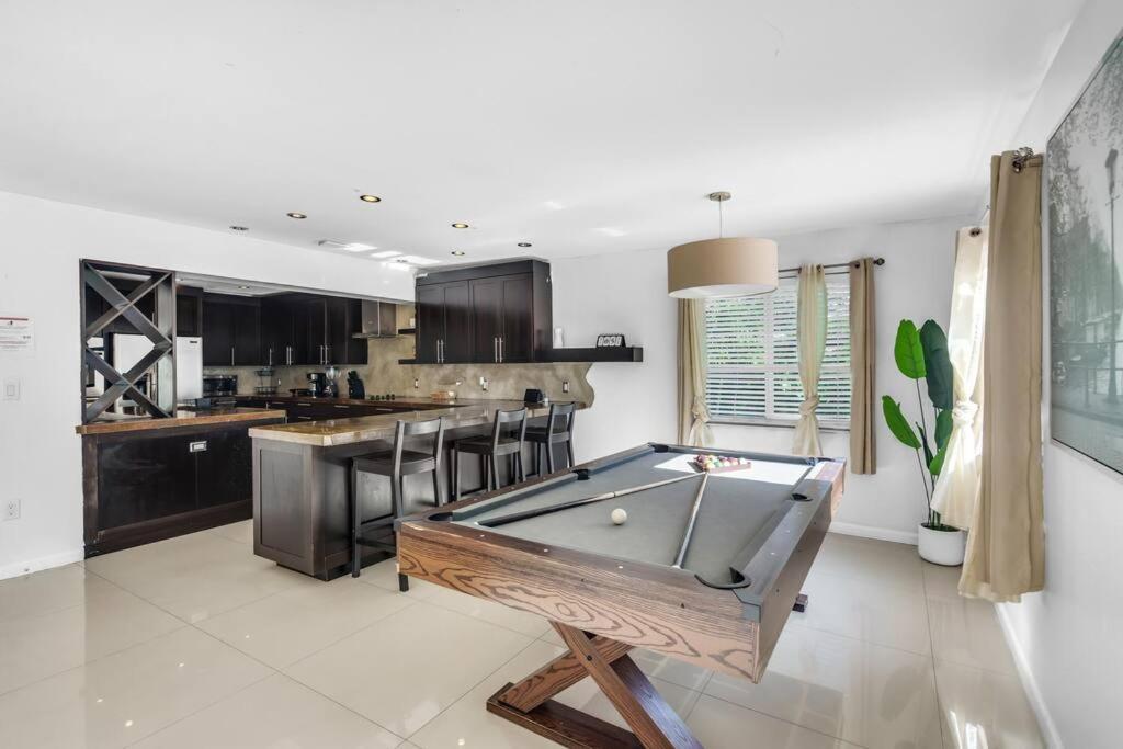 Spacious 3 Bedroom Home With Oversized Pool & Backyard Miami Eksteriør billede