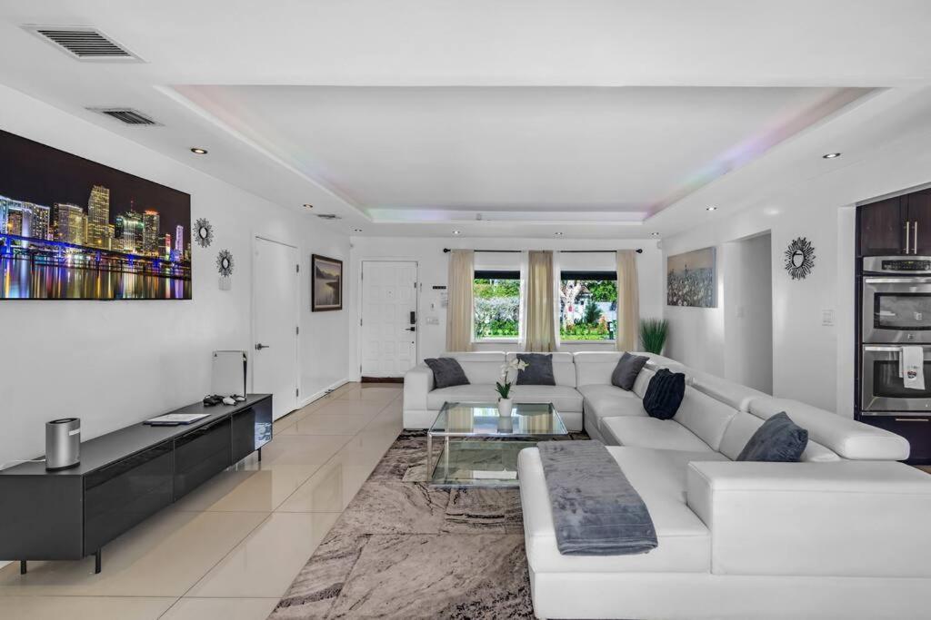 Spacious 3 Bedroom Home With Oversized Pool & Backyard Miami Eksteriør billede