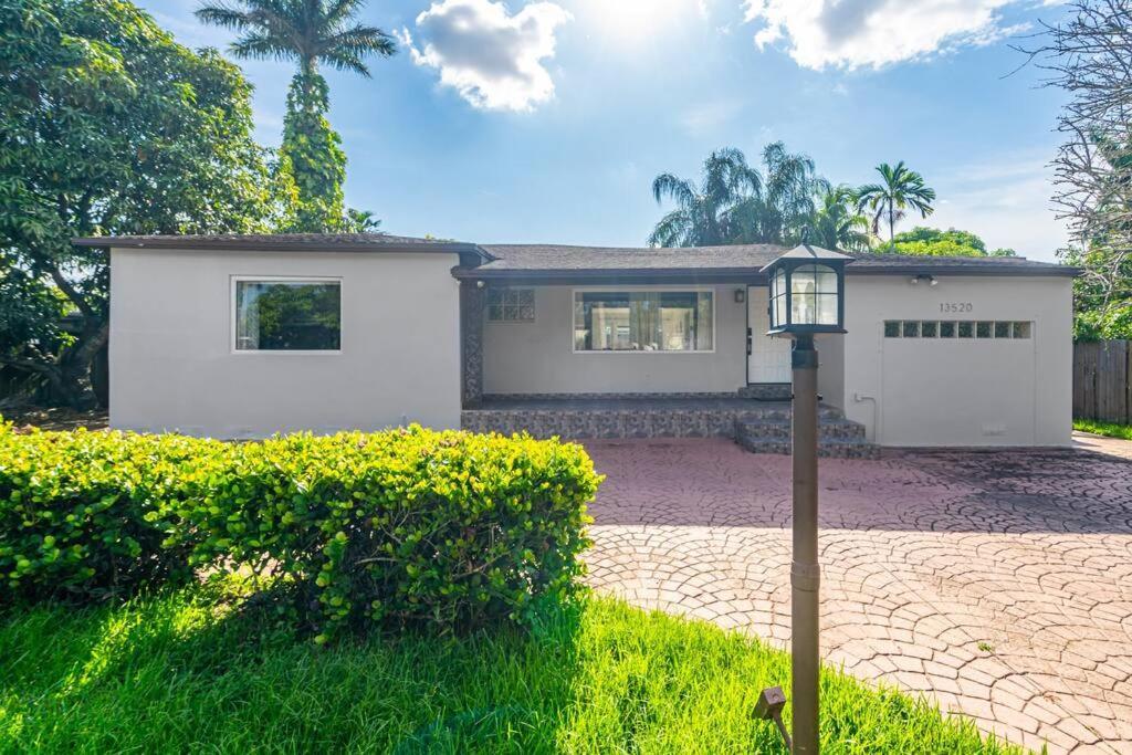 Spacious 3 Bedroom Home With Oversized Pool & Backyard Miami Eksteriør billede