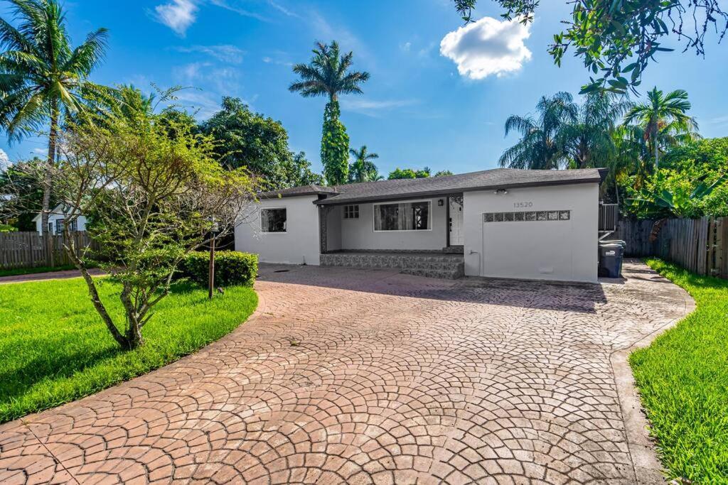 Spacious 3 Bedroom Home With Oversized Pool & Backyard Miami Eksteriør billede