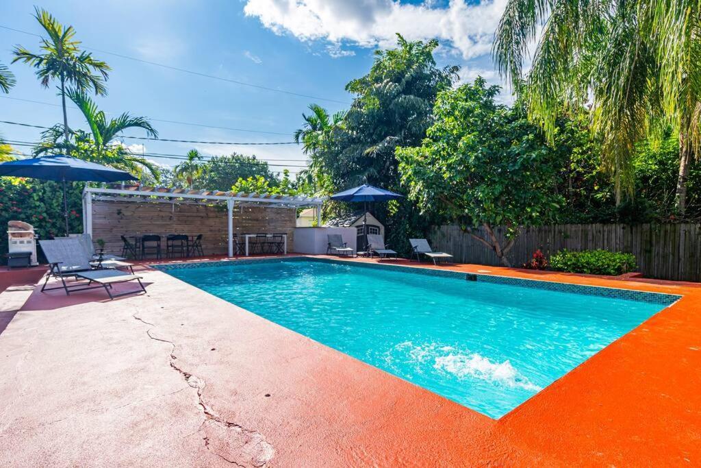 Spacious 3 Bedroom Home With Oversized Pool & Backyard Miami Eksteriør billede