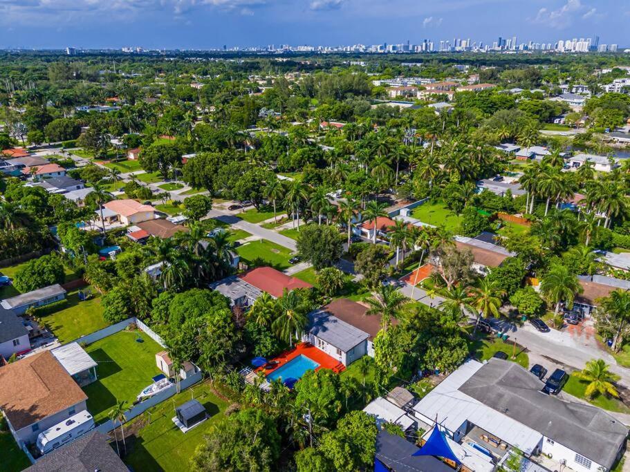 Spacious 3 Bedroom Home With Oversized Pool & Backyard Miami Eksteriør billede